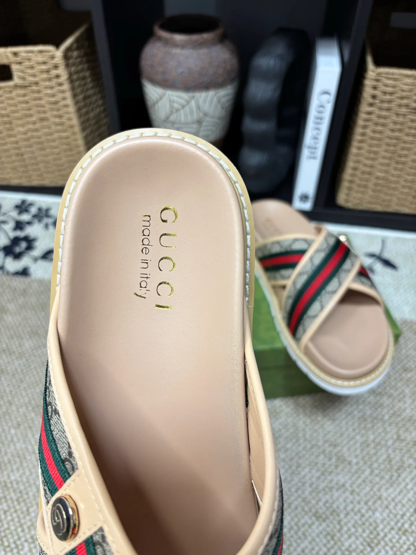 Factory 💰 300 yuan Gucci slippers] high-end men's shoes brand official website 1:1 latest masterpiece: original mold customization, the fabric is made of imported original materials, upgraded outsole, lighter and non-slip. The market's top quality, simple yet tasteful, a must-have for fashionistas, fashionable at your feet, full of confidence, the same style at the counter 👍The season of summer slippers is here. Code: 38-45 (45 customized)